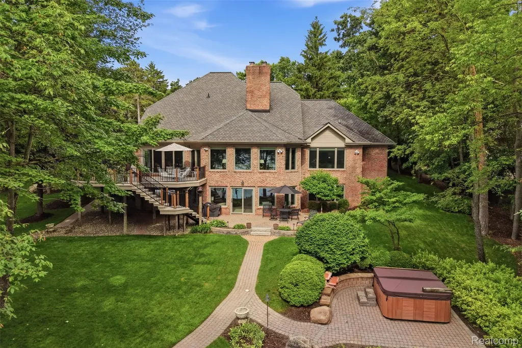 5483 Lake Ridge Drive Genoa Township MI 48116