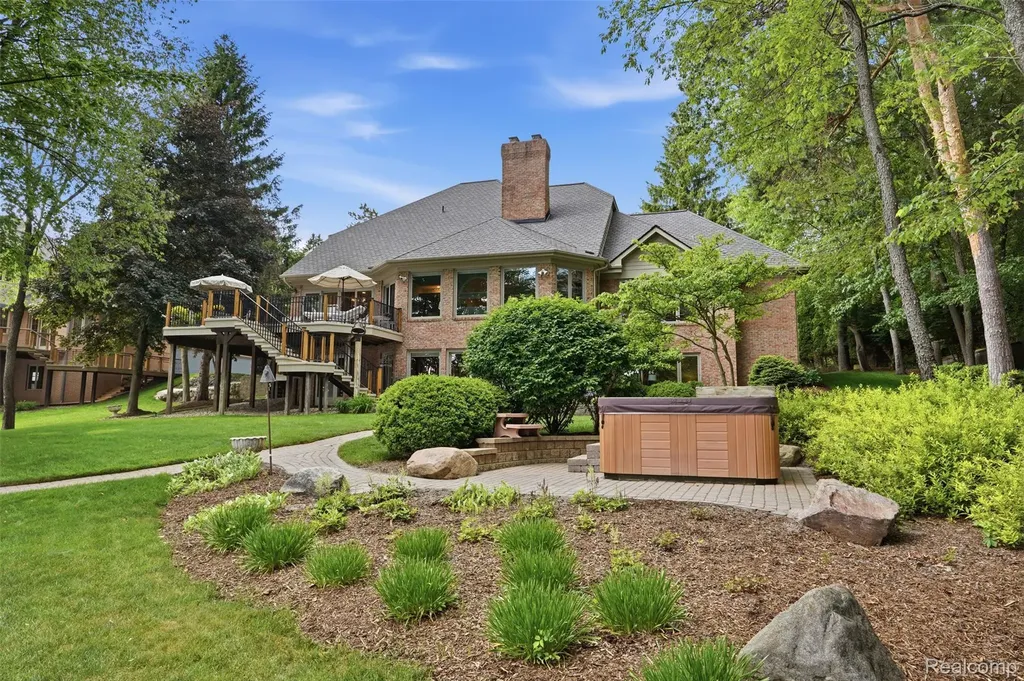 5483 Lake Ridge Drive Genoa Township MI 48116