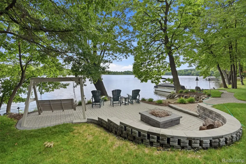 5483 Lake Ridge Drive Genoa Township MI 48116