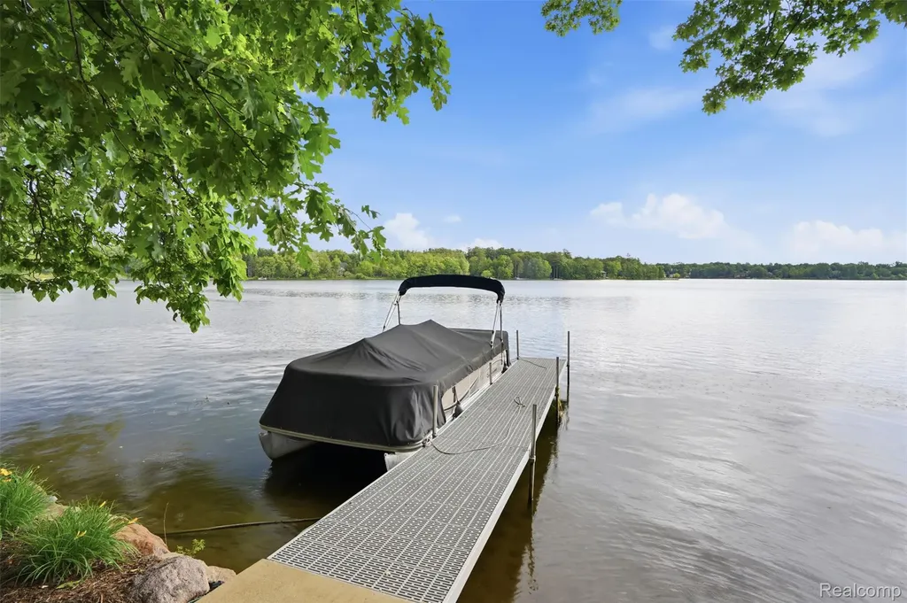 5483 Lake Ridge Drive Genoa Township MI 48116