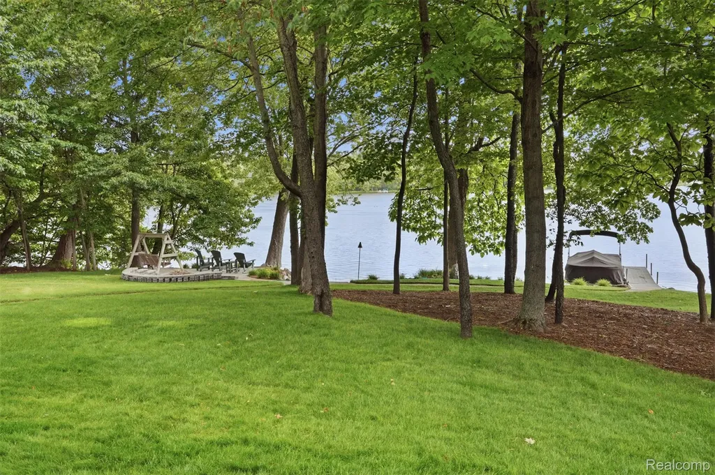 5483 Lake Ridge Drive Genoa Township MI 48116