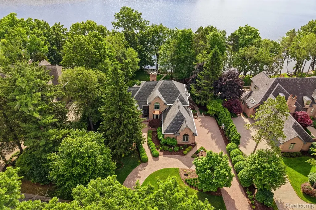 5483 Lake Ridge Drive Genoa Township MI 48116