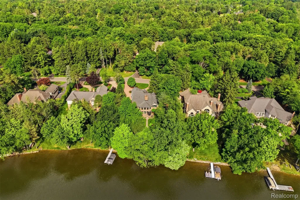 5483 Lake Ridge Drive Genoa Township MI 48116