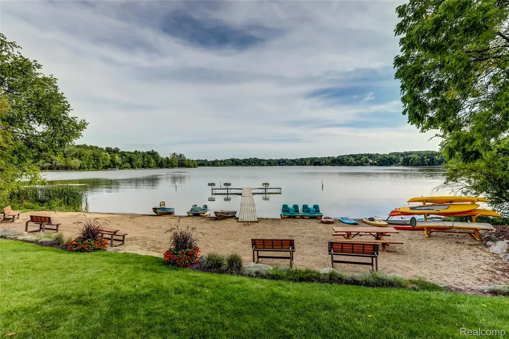 5483 Lake Ridge Drive Genoa Township MI 48116