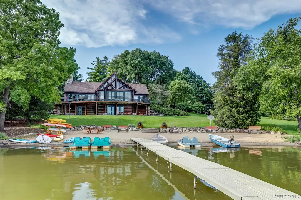5483 Lake Ridge Drive Genoa Township MI 48116