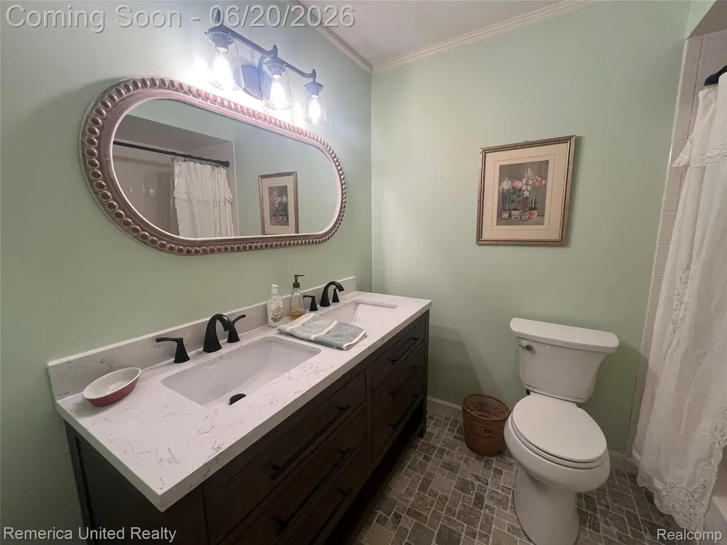 2223 Strader Drive West Bloomfield Charter Township MI 48324
