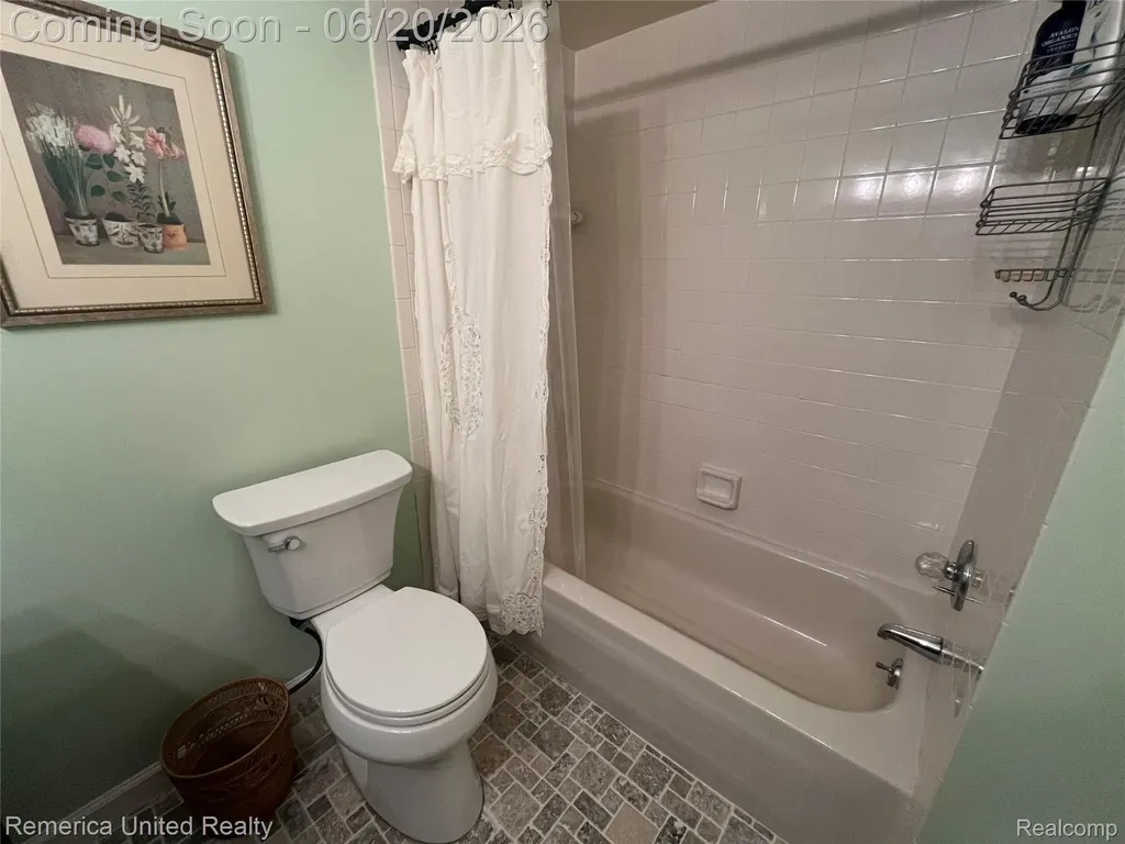 2223 Strader Drive West Bloomfield Charter Township MI 48324