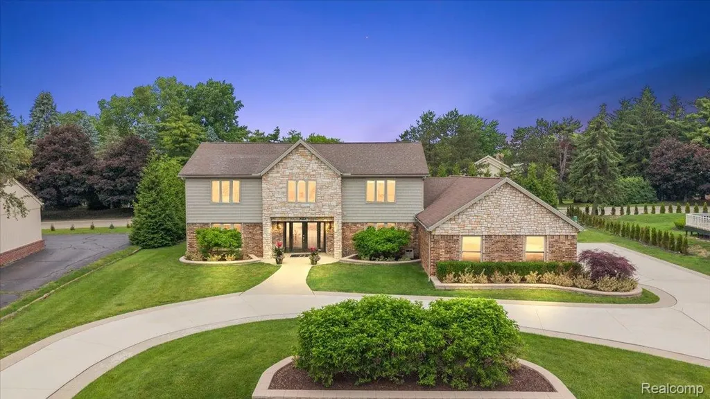 2118 Coach Way Court West Bloomfield Charter Township MI 48302