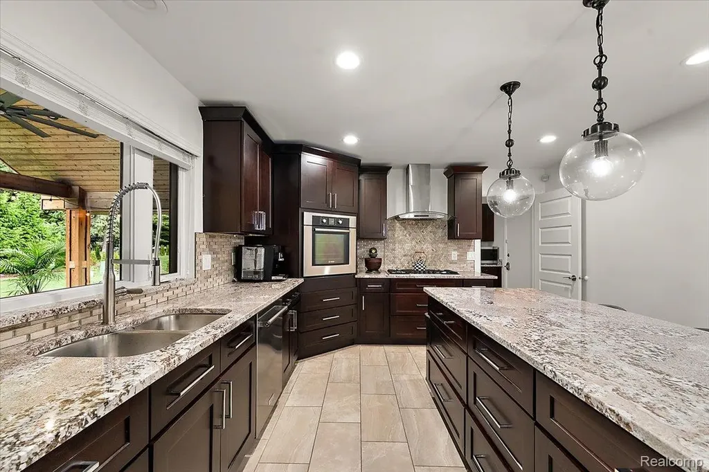 2118 Coach Way Court Bloomfield Hills City MI 48302