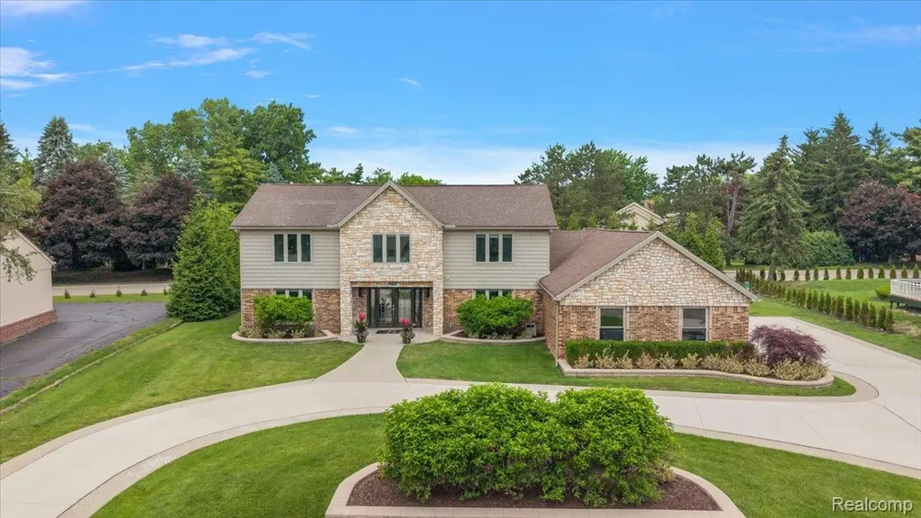 2118 Coach Way Court West Bloomfield Charter Township MI 48302
