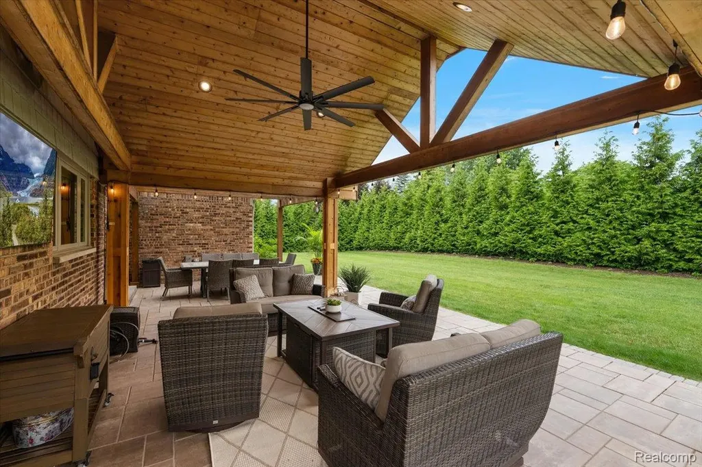 2118 Coach Way Court West Bloomfield Charter Township MI 48302