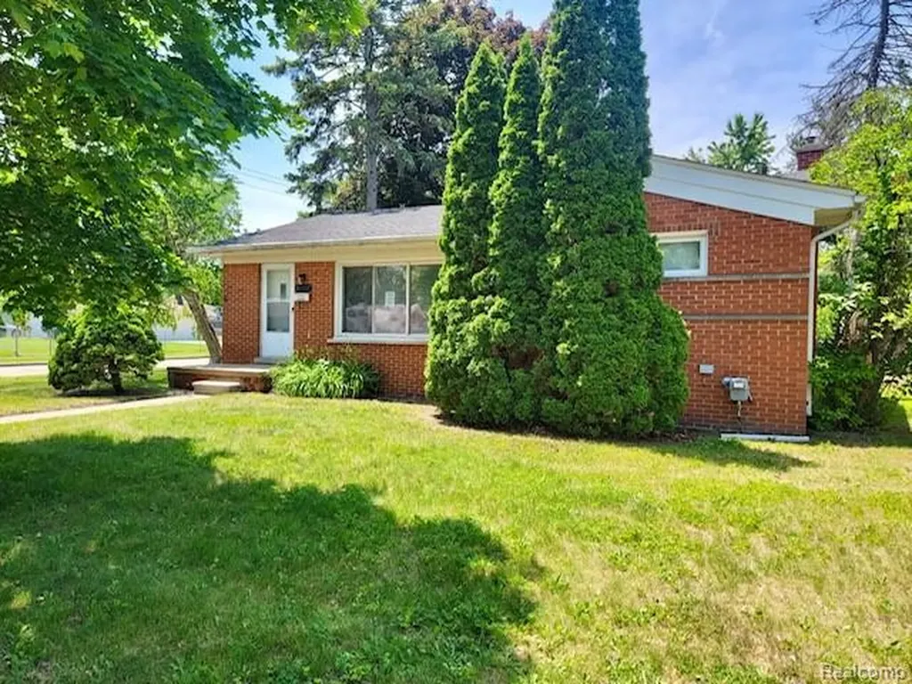 21307 Le Fever Avenue Warren City MI 48091