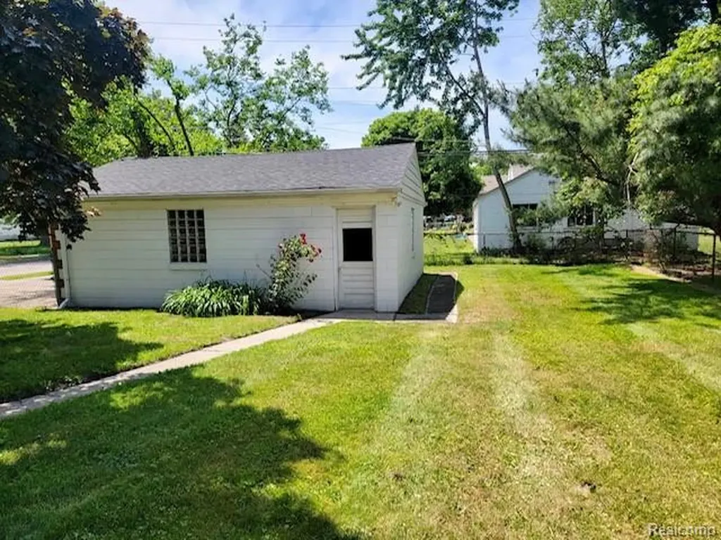 21307 Le Fever Avenue Warren City MI 48091