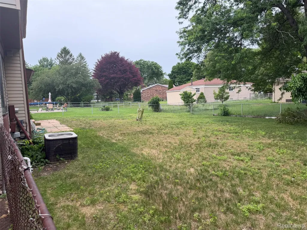 29538 E Nottingham Circle Warren City MI 48092