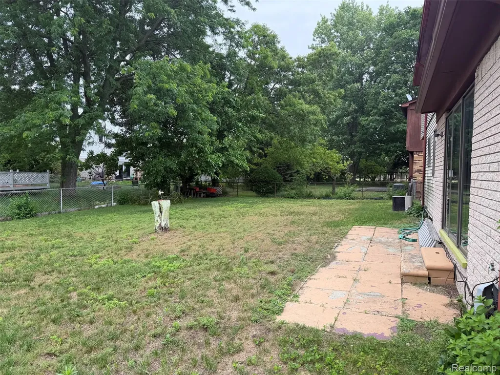 29538 E Nottingham Circle Warren City MI 48092