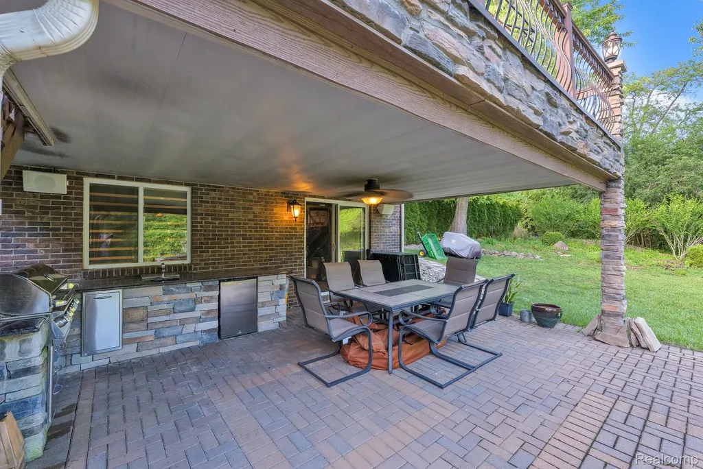 18090 Curtis Court Livonia City MI 48152