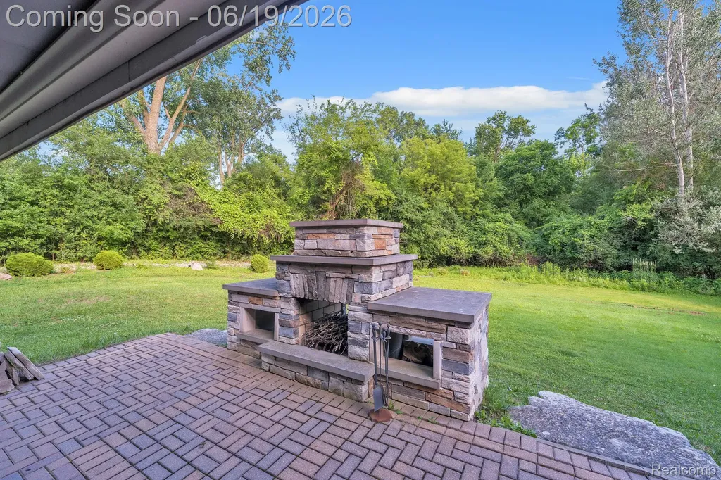 18090 Curtis Court Livonia City MI 48152