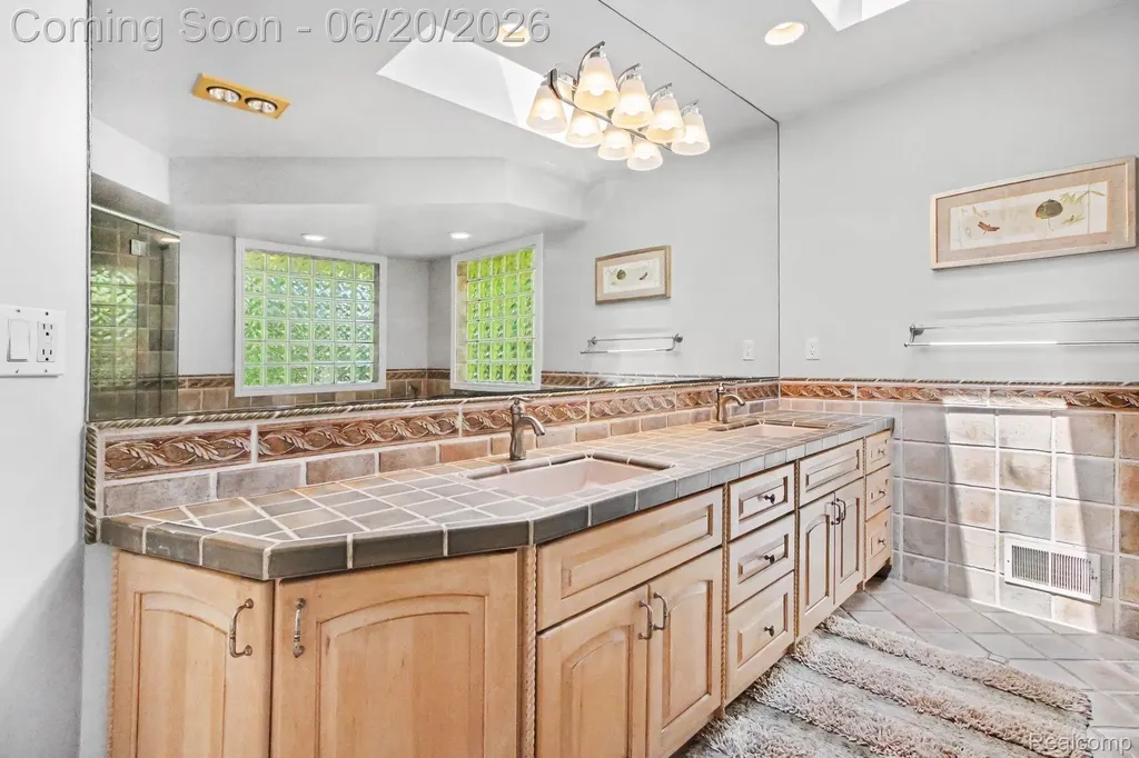 27682 Wellington Street Farmington Hills City MI 48334
