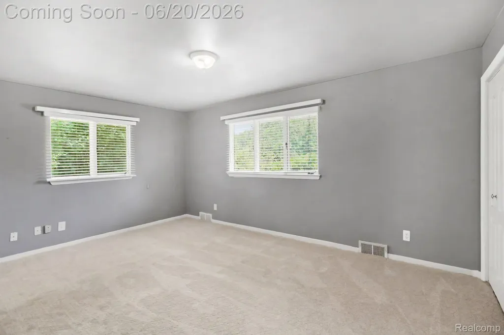 27682 Wellington Street Farmington Hills City MI 48334