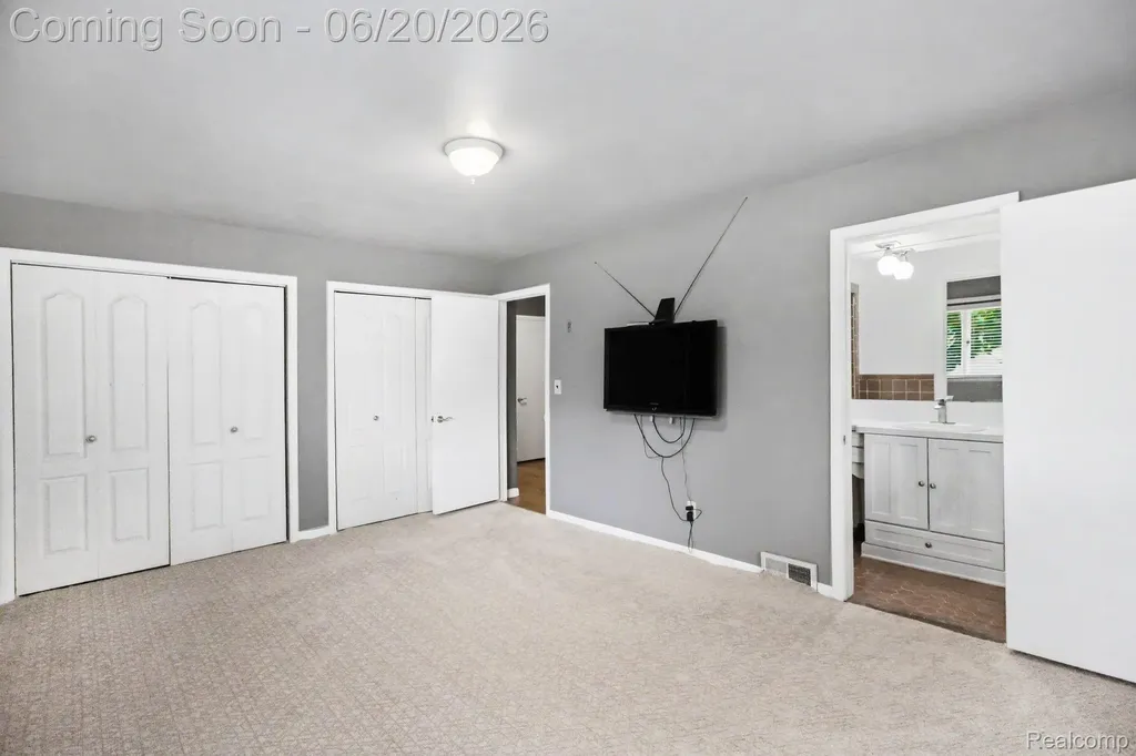 27682 Wellington Street Farmington Hills City MI 48334