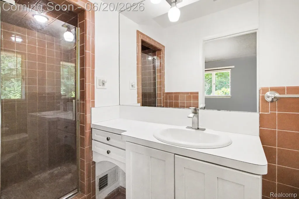 27682 Wellington Street Farmington Hills City MI 48334