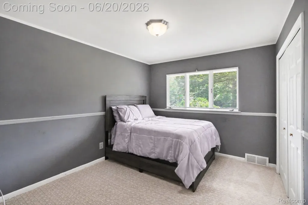 27682 Wellington Street Farmington Hills City MI 48334