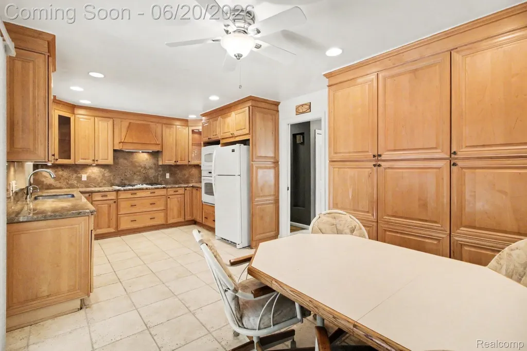 27682 Wellington Street Farmington Hills City MI 48334