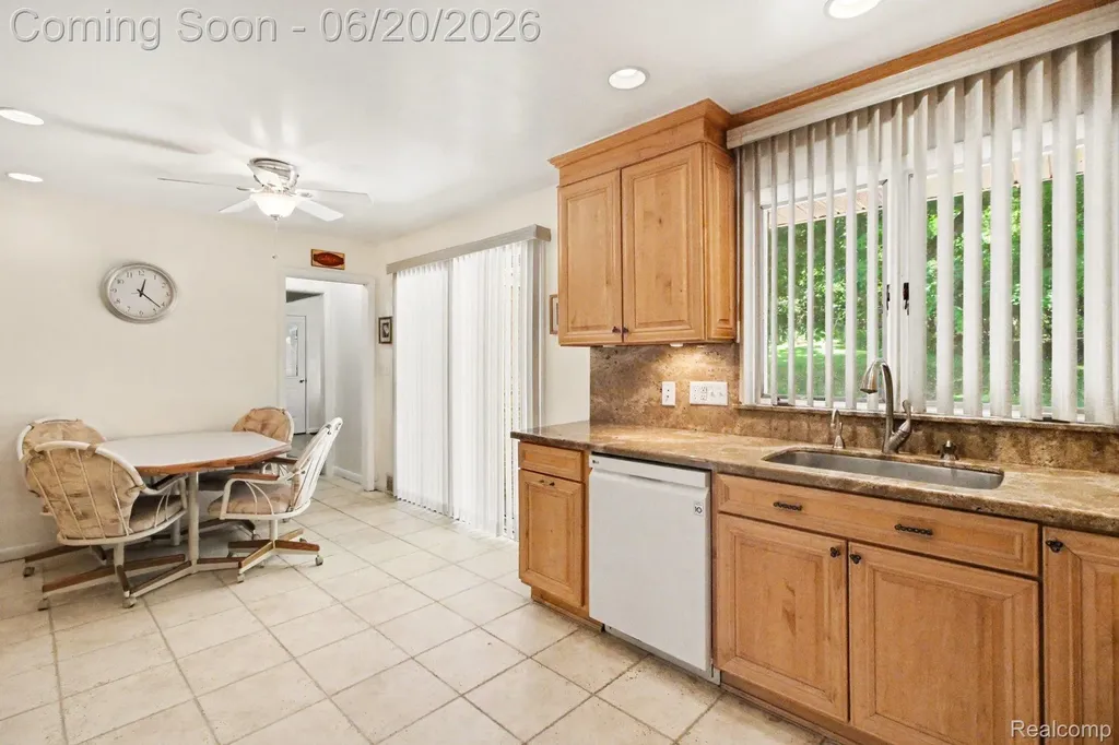 27682 Wellington Street Farmington Hills City MI 48334
