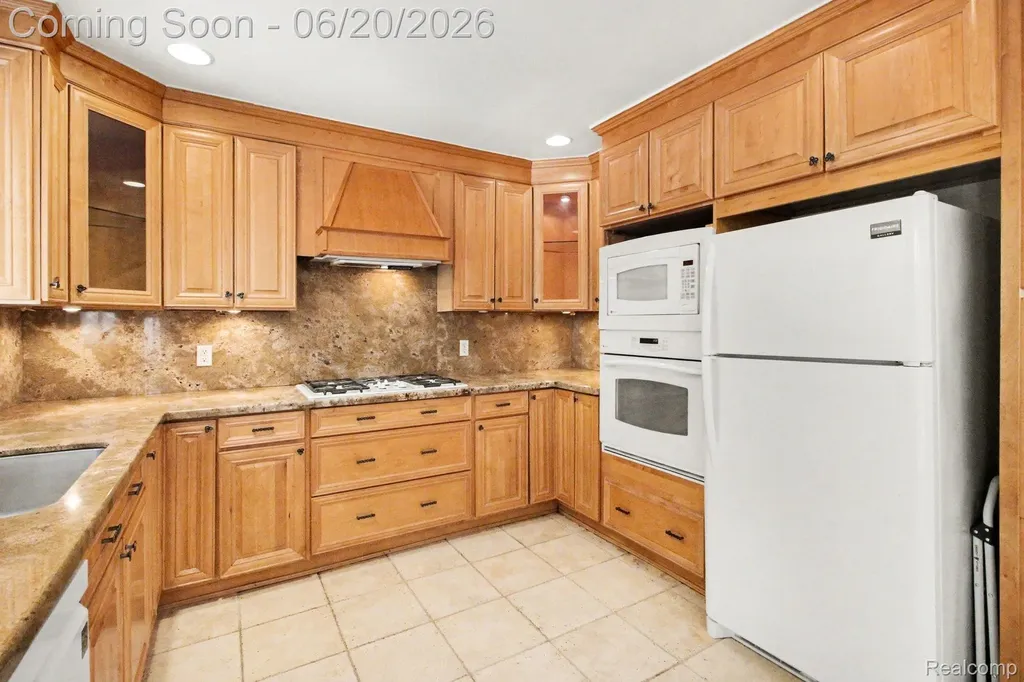 27682 Wellington Street Farmington Hills City MI 48334