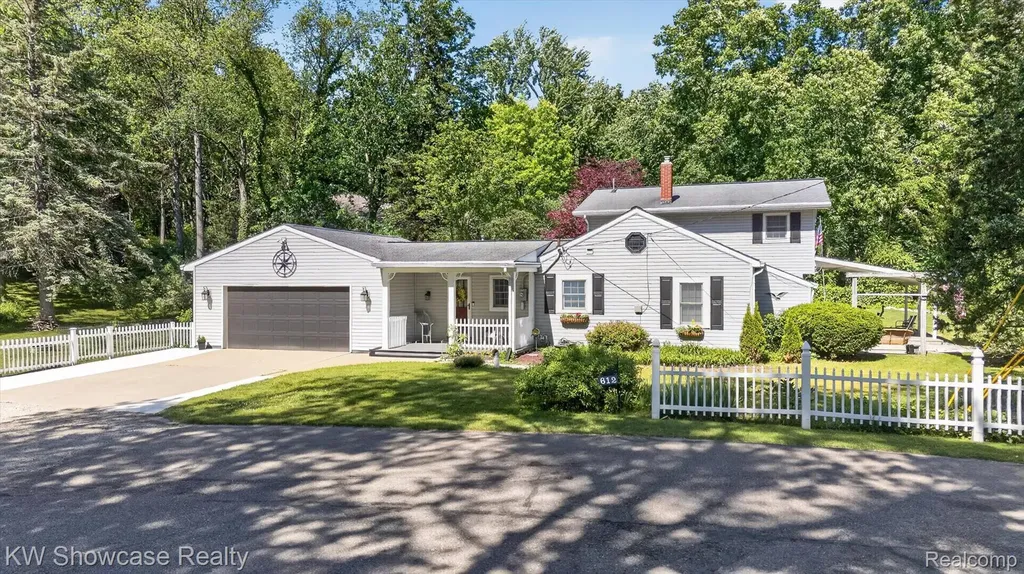 612 Sunrise Park Genoa Township MI 48843