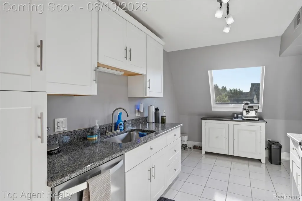 42374 Lochmoor Street Clinton Charter Township MI 48038