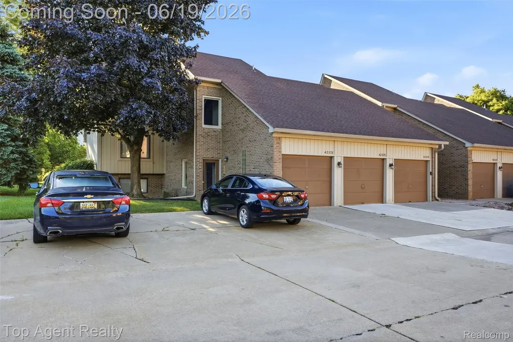42374 Lochmoor Street Clinton Charter Township MI 48038
