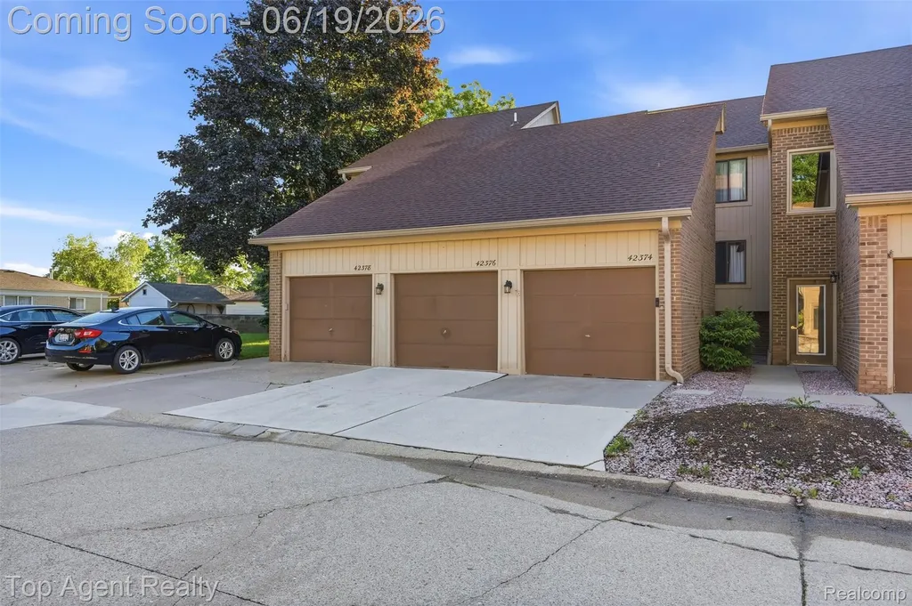 42374 Lochmoor Street Clinton Charter Township MI 48038
