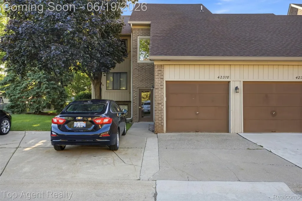 42374 Lochmoor Street Clinton Charter Township MI 48038