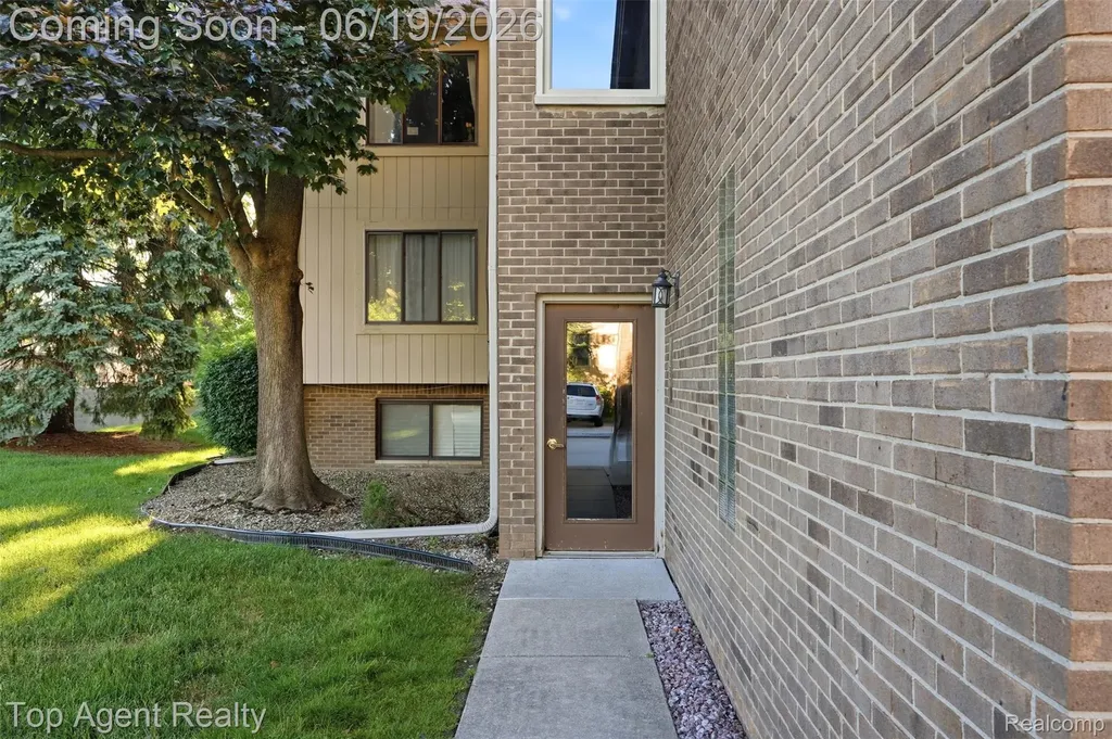 42374 Lochmoor Street Clinton Charter Township MI 48038