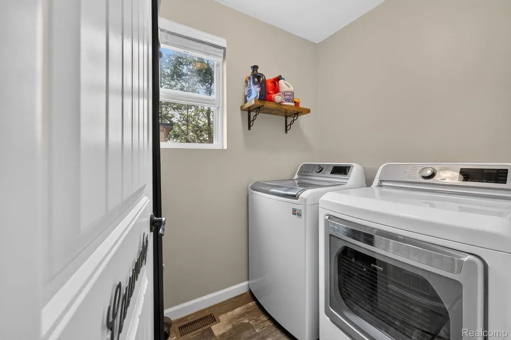 2845 Sycamore River Drive Handy Township MI 48836
