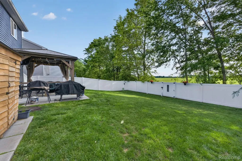 2845 Sycamore River Drive Handy Township MI 48836
