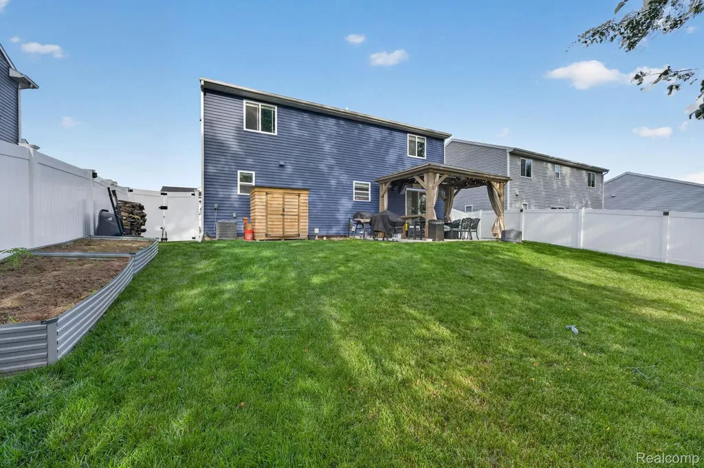 2845 Sycamore River Drive Handy Township MI 48836