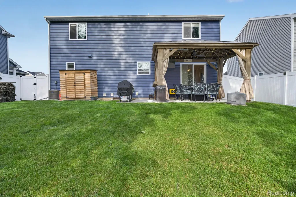 2845 Sycamore River Drive Handy Township MI 48836