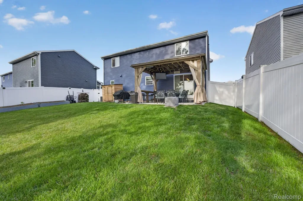 2845 Sycamore River Drive Handy Township MI 48836