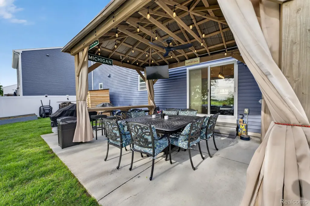 2845 Sycamore River Drive Handy Township MI 48836