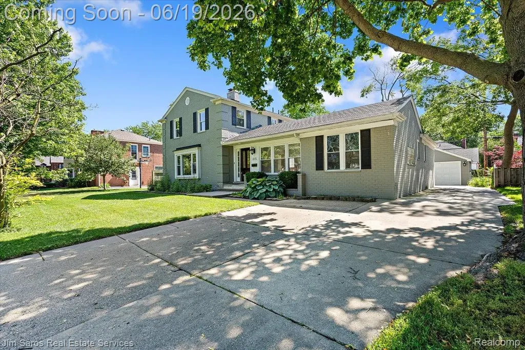 615 Lakepointe Street Grosse Pointe Park City MI 48230