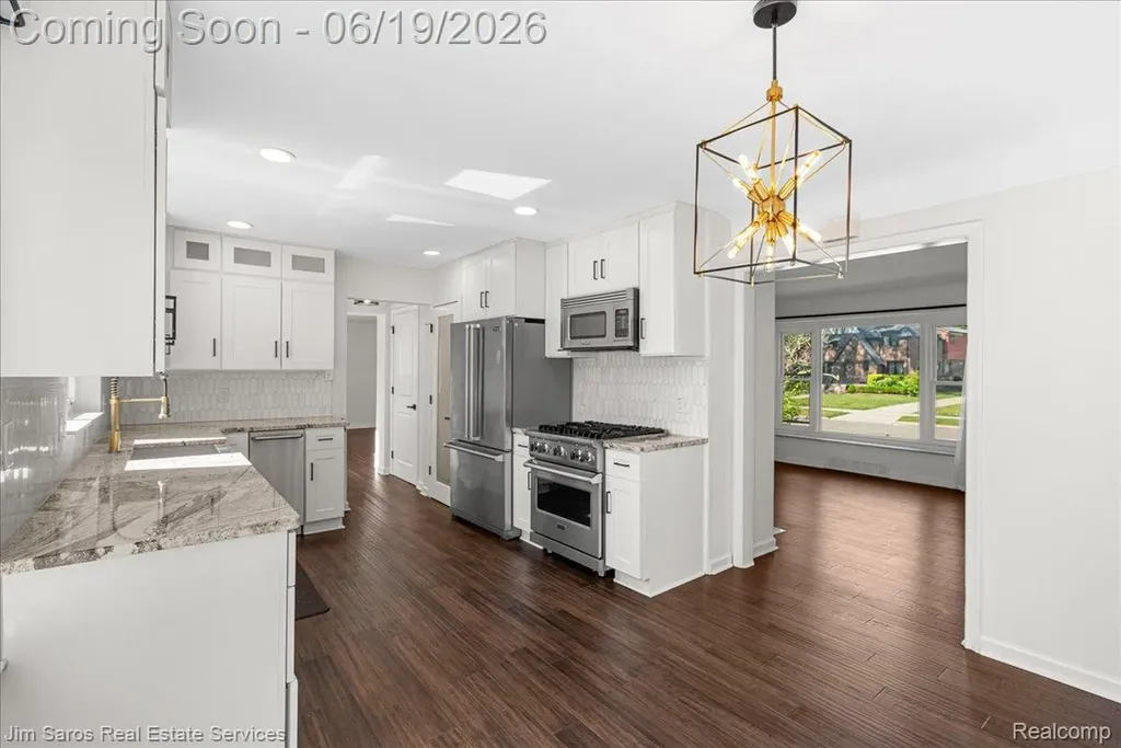 615 Lakepointe Street Grosse Pointe Park City MI 48230
