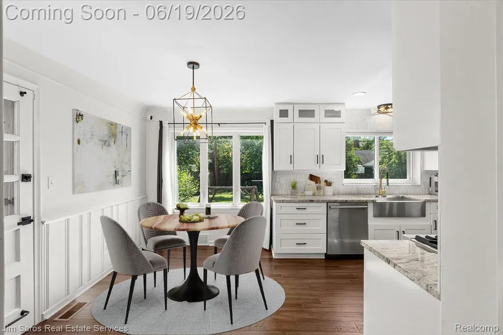 615 Lakepointe Street Grosse Pointe Park City MI 48230