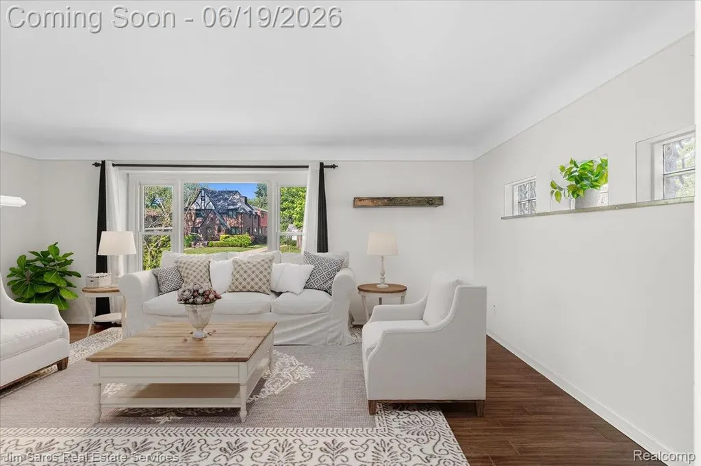 615 Lakepointe Street Grosse Pointe Park City MI 48230