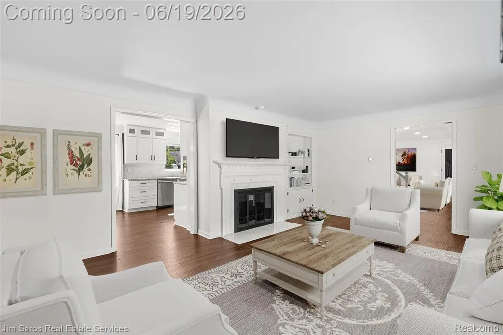 615 Lakepointe Street Grosse Pointe Park City MI 48230