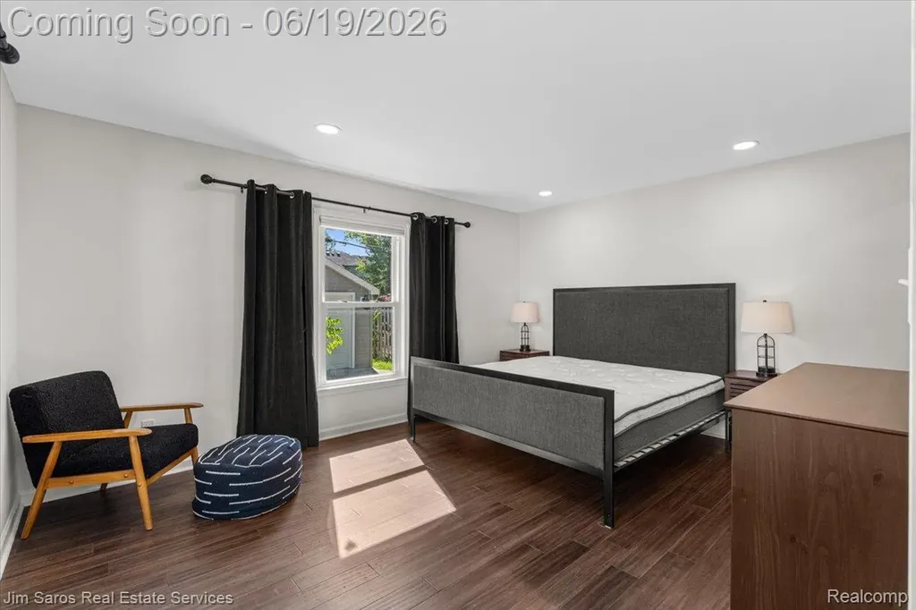 615 Lakepointe Street Grosse Pointe Park City MI 48230