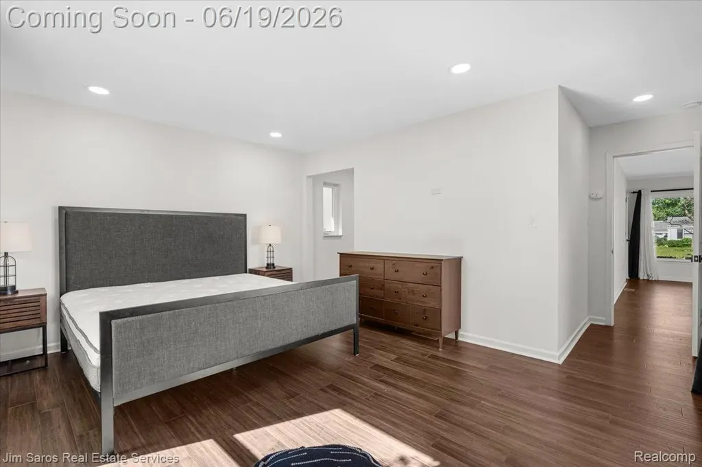 615 Lakepointe Street Grosse Pointe Park City MI 48230