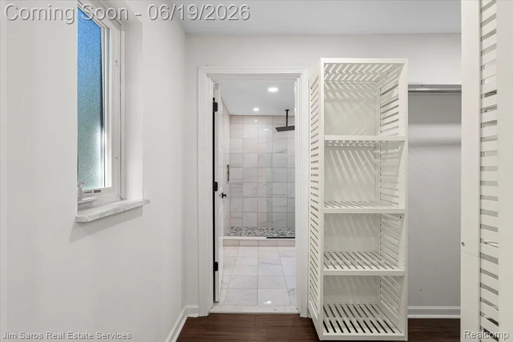 615 Lakepointe Street Grosse Pointe Park City MI 48230