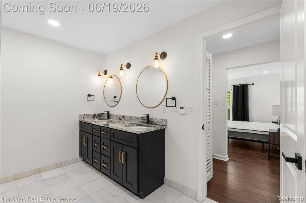 615 Lakepointe Street Grosse Pointe Park City MI 48230